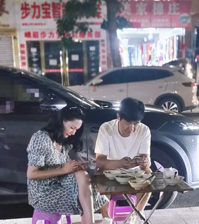 郭晓冬夫妇乐山吃路边摊，48岁程莉莎混血颜超惊艳