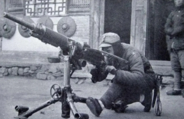 1943年，八路军缴获两挺机枪，却苦于没子弹，就在战士们一筹莫展之际，一个农民赶
