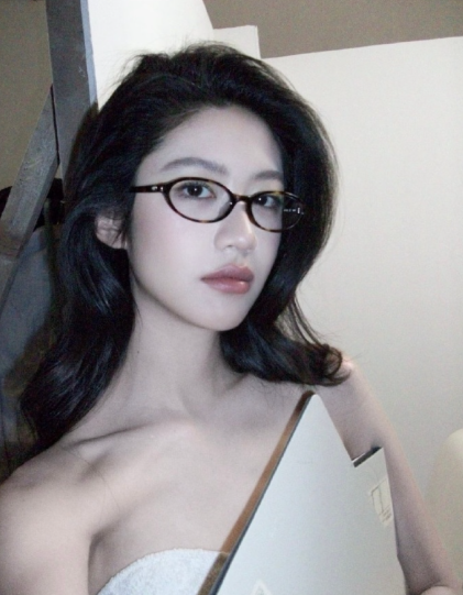 看见了吗，女艺人没有“冷处理”的资格，对比男艺人的私德争议，她们往往被要求第一时