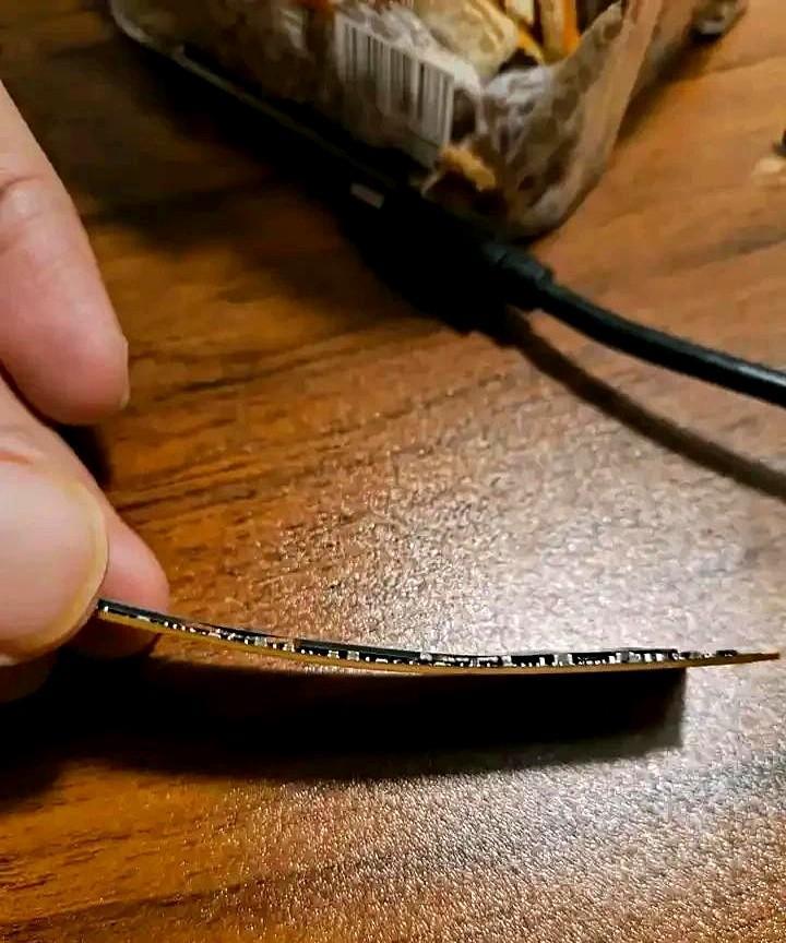 固态硬盘放洗衣机搅了
没有裂痕，十二小时后插电，电脑有反应，但是显示函数不正确，