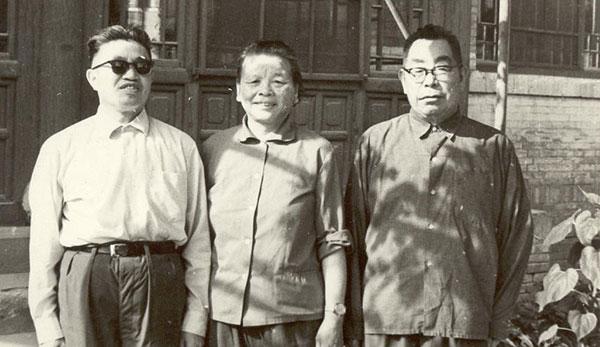 1976年，牺牲前几个月，皮定均司令员和老部下合影。
