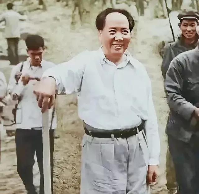 毛主席与人民在一起，参加劳动，同甘共苦，同心协力，同舟共济，同心同德，风雨同舟，