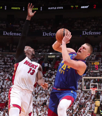 约老师情商真高啊！今晚约老师在国内短视频平台首次直播，过程中有球迷提问：他能不能