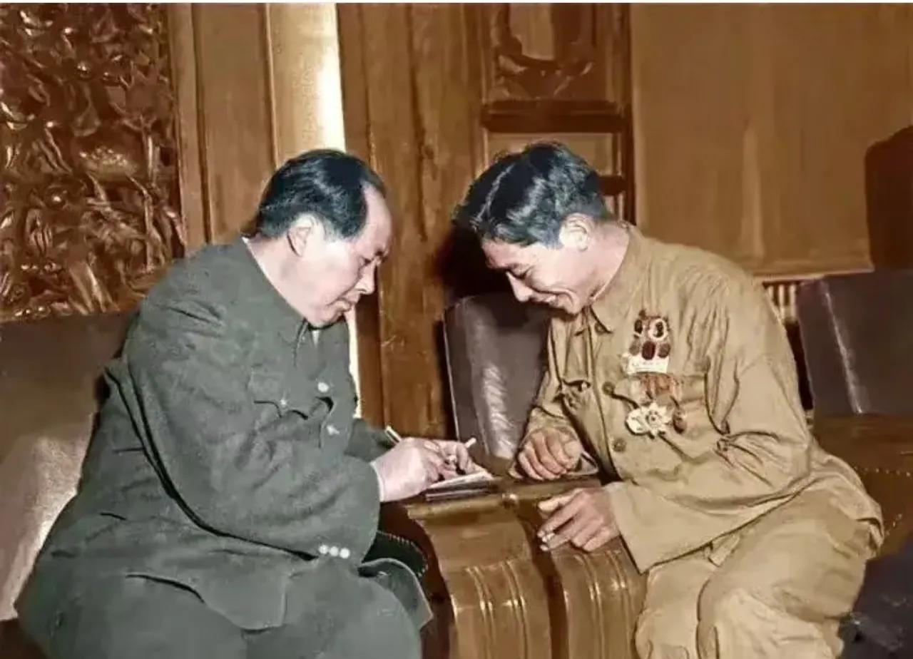 1951 年，伟人与志愿军战斗英雄相处的一张珍贵画面。伟人不仅亲自为英雄题词留念