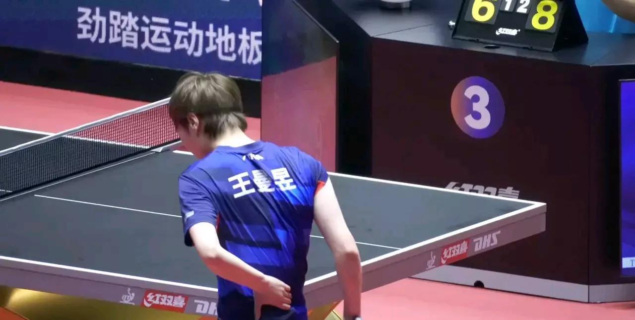 梁靖崑心伤退赛，
今天看到曼昱捂着同样的位置，
心里面不免咯噔了一下，
真是太心