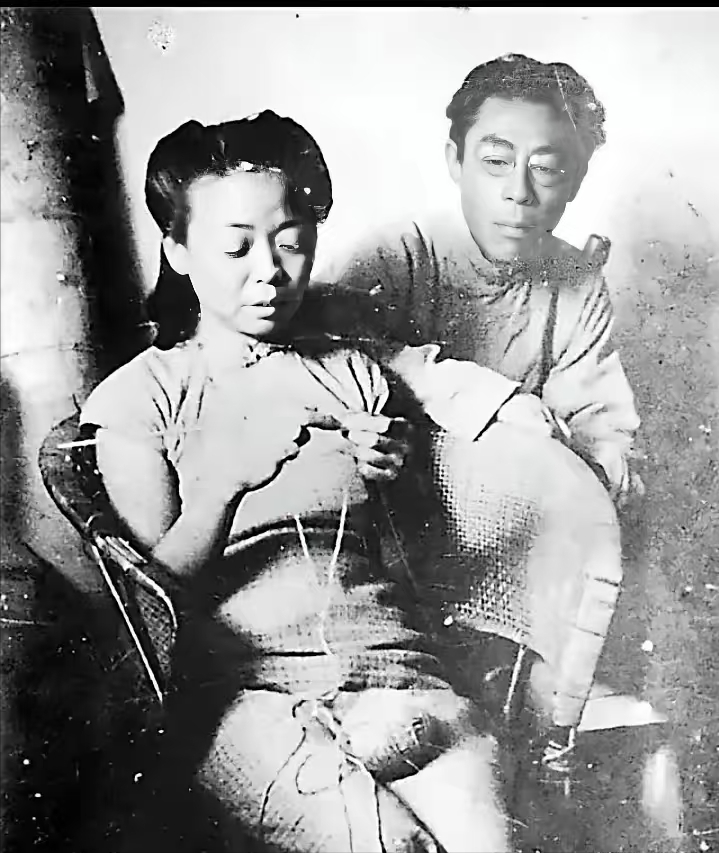 1922年，闻一多在父母强行施压下，迎娶了从未谋面的远房表妹高孝贞。洞房之夜，闻
