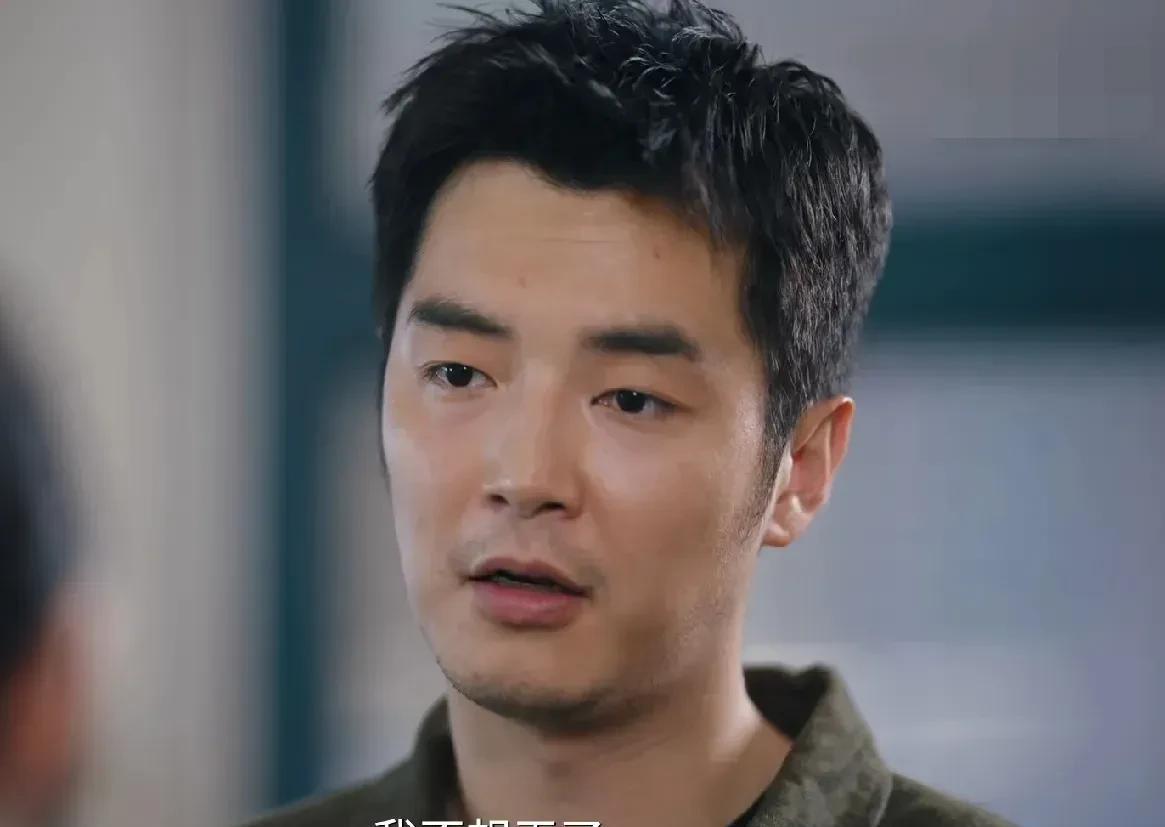 《利剑玫瑰》白板终于供出了自己的上线青皮，结果青皮也在第一时间得知自己暴露的信息