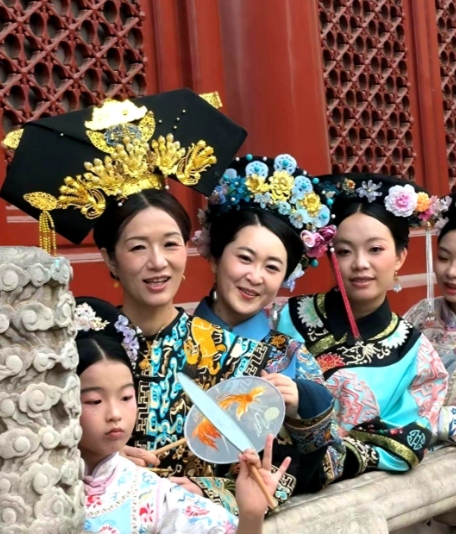谢浩男回家这件事在小区里传得可热闹了,楼下王阿姨今天晨练时拉着我胳膊直念叨