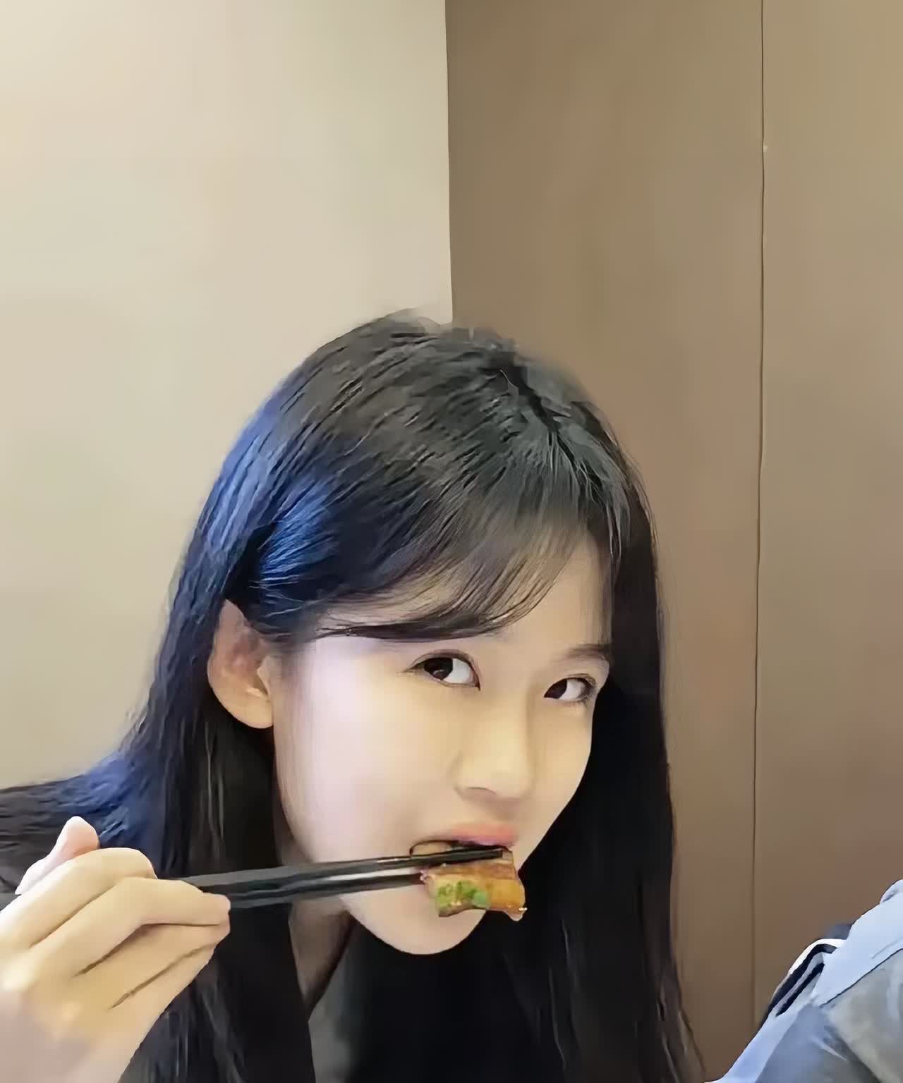 陆毅的大女儿陆雨萱，已经16岁了，长得很漂亮，颜值方面，在星二代中是比较好的了。