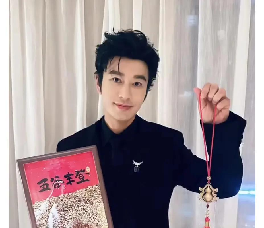 黄晓明，太了不起了！
5月12日晚上，许久未见的黄晓明突然冲上了热搜，原因让人直