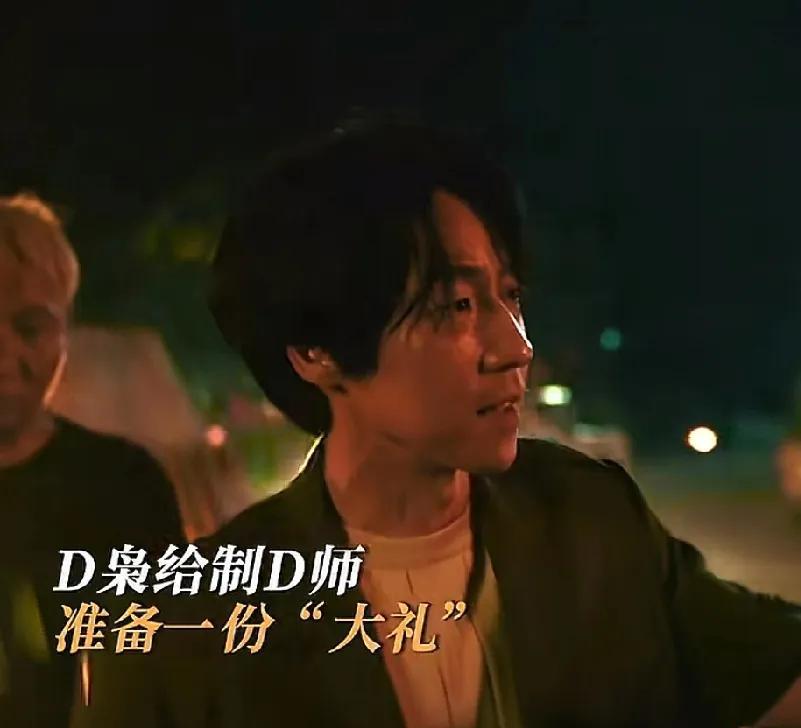 《扫毒风暴》最新预告
周少雄给卢少骅送了一个礼物，而这个礼物就是一个女人！王林和