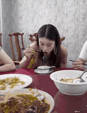 这位女士，吃个东西也被鄙视了，这是咋回事？