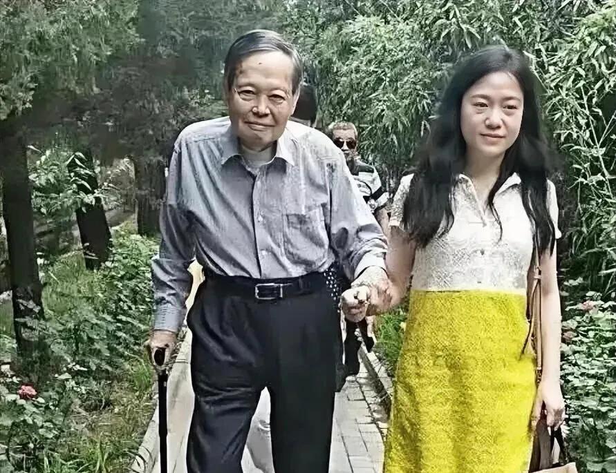 48岁的翁帆搀扶着杨振宁教授，在小区楼下的公园里散步，感觉时间过得太快了，一下子
