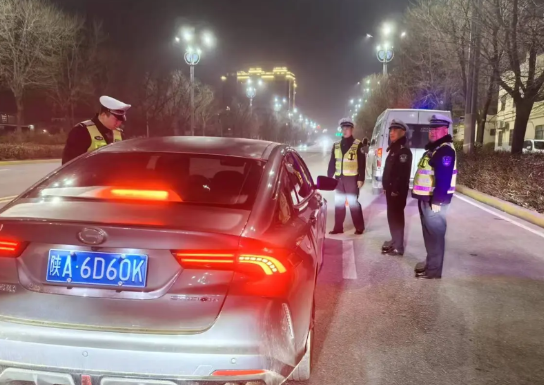 【白水公安交警扎实开展酒驾夜查整治行动】
   为消除道路交通安全隐患，有效预防