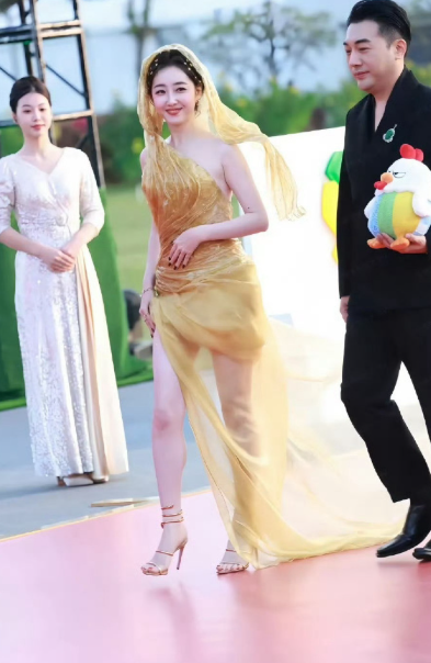 蒋梦婕红毯生图，她真的好白啊！气质也很不错！ ​​​