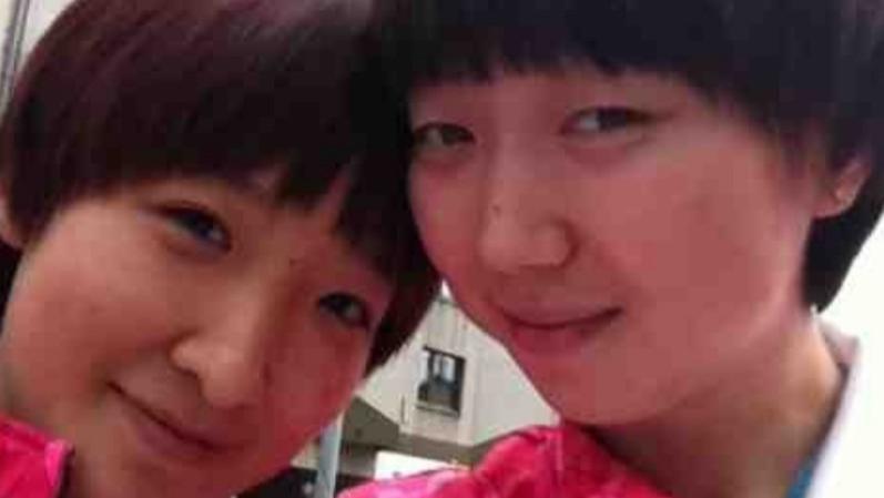 这对长相酷似的姐妹，都是乒乓球世界冠军，一个辽宁的一个江苏的