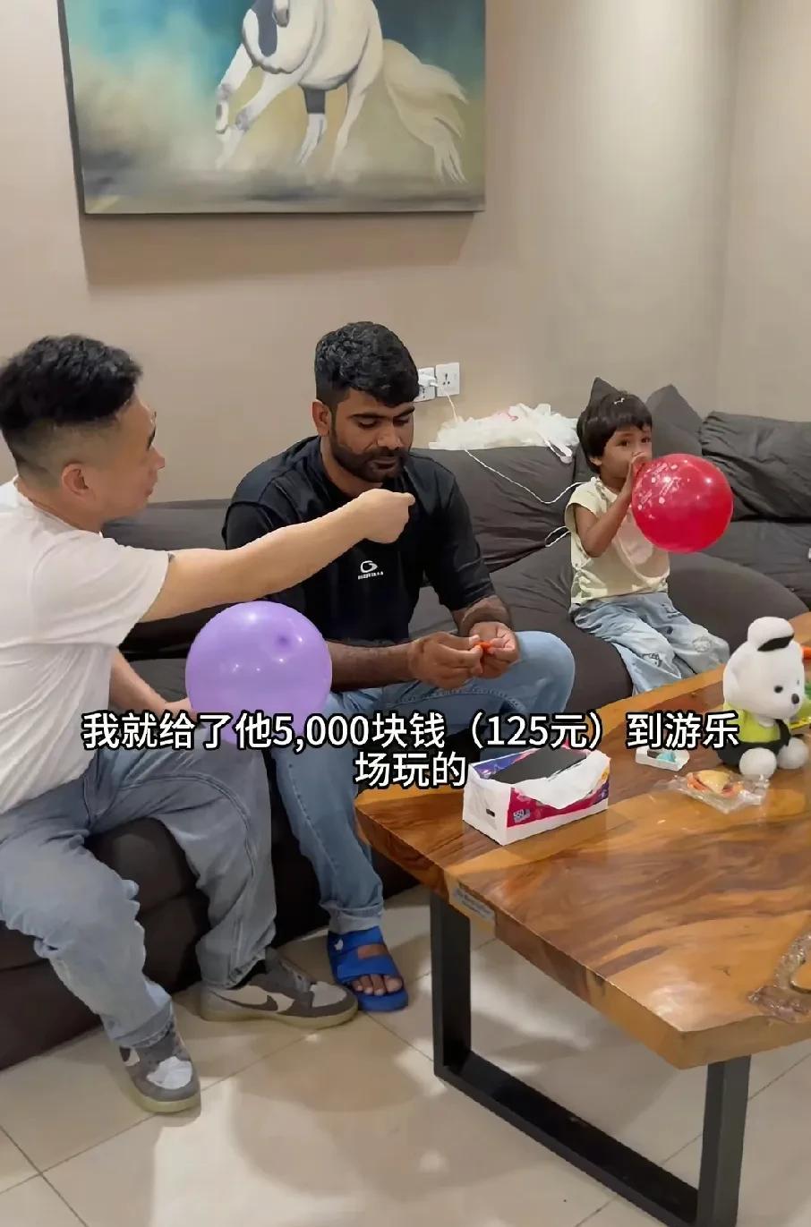 李超群真是个十足的直男。
这天，他看到苏美拉把她自己喝过的可乐递给安娜喝，当即出