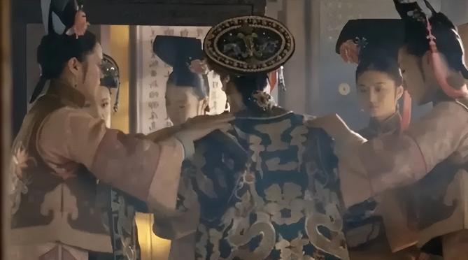 1883年的一天，慈禧太后正在挑衣服，荣寿公主看到后，对着慈禧说：“你不过是个老