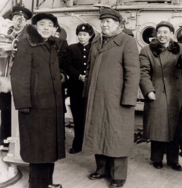 1953年2月，毛主席在长江号军舰上视察。当时天气很冷，毛主席穿着厚厚的大衣。毛