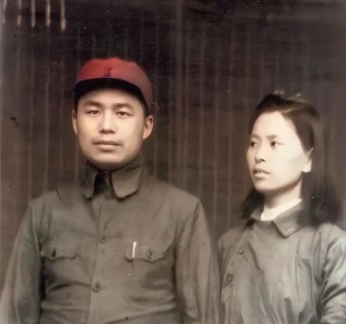 王近山与第一任妻子韩岫岩照片，彼时非常的恩爱，而两人的相识于野战医院。