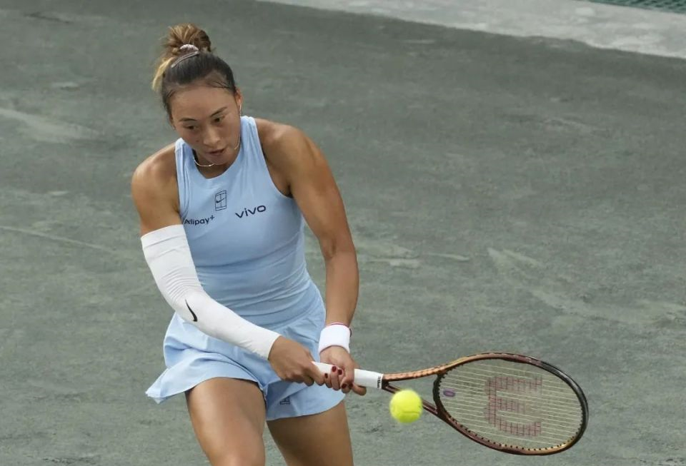 北京时间4月5日，WTA500查尔斯顿站女单1/4决赛中，郑钦文带伤出战，以0-