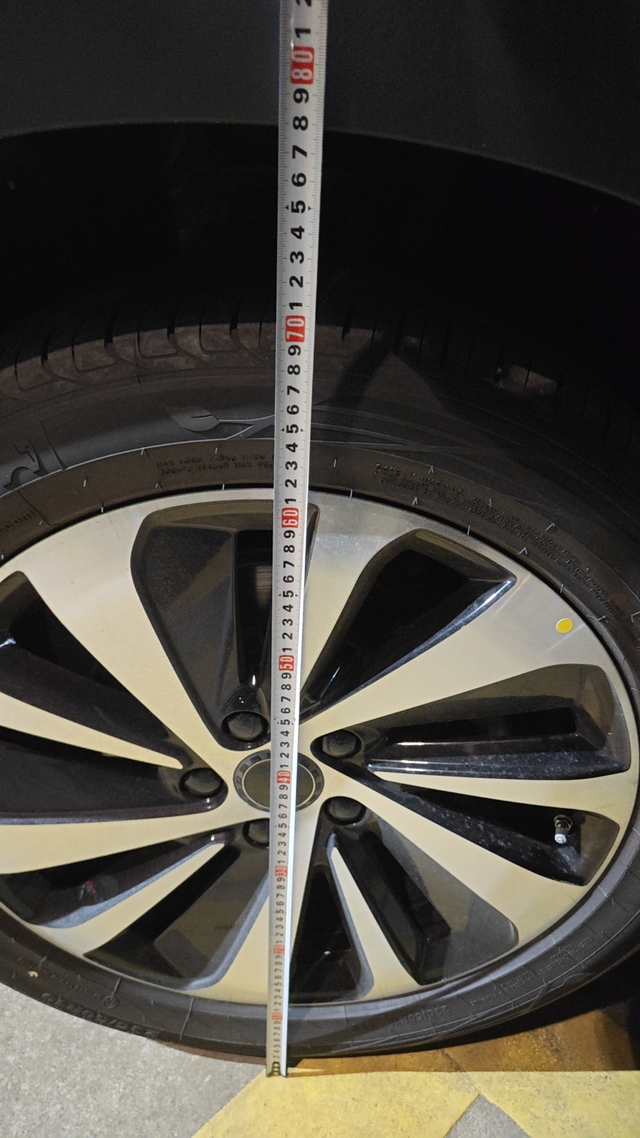 你们车身左右高度一样吗
我的新车，怎么差一公分啊，有影响不，没影响也不想去调了，