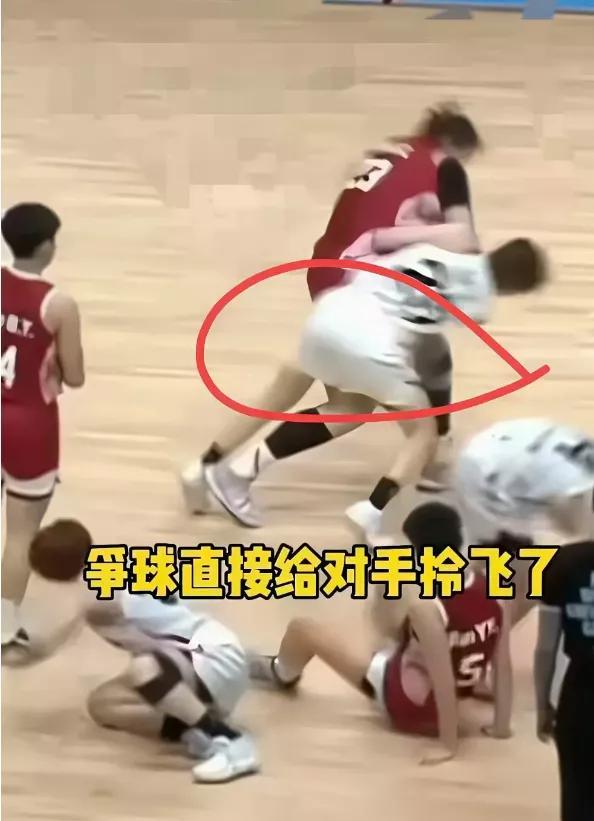 由于刘禹彤被裁判盯死了，只要篮下做动作，不是进攻犯规就是走步，可把刘禹彤憋坏了?