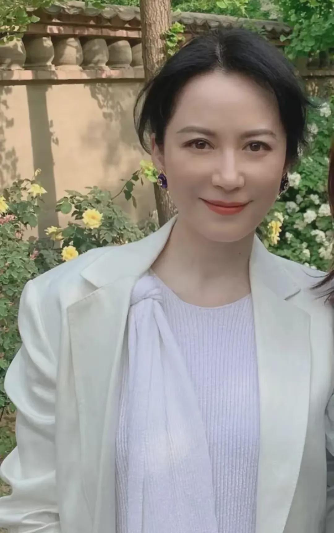 你们察觉到了吗？
许多中年女性都有个共同点：
总觉得别人比自己年长，
而自己比同