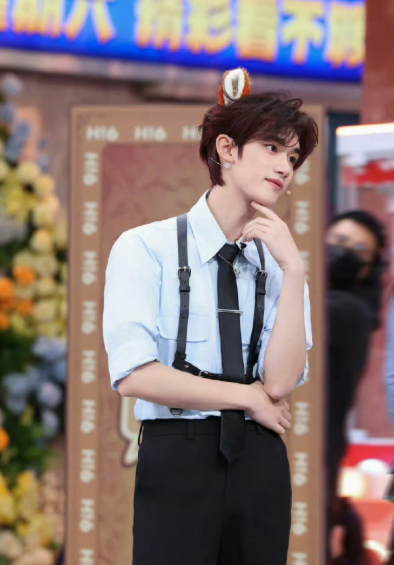 丁程鑫在全国观众前跳“我是李飞”，这画面太魔性，让人一看动作就想起《我叫李飞》。