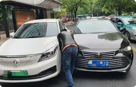 上海，一女子打了个网约车去医院做产检，途中司机违规变道发生车祸，女子因受到惊吓而