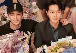 这两位男演员的同框，左边的是霍建华，林心如的老公，右边这一位是谁？看起来比霍建华