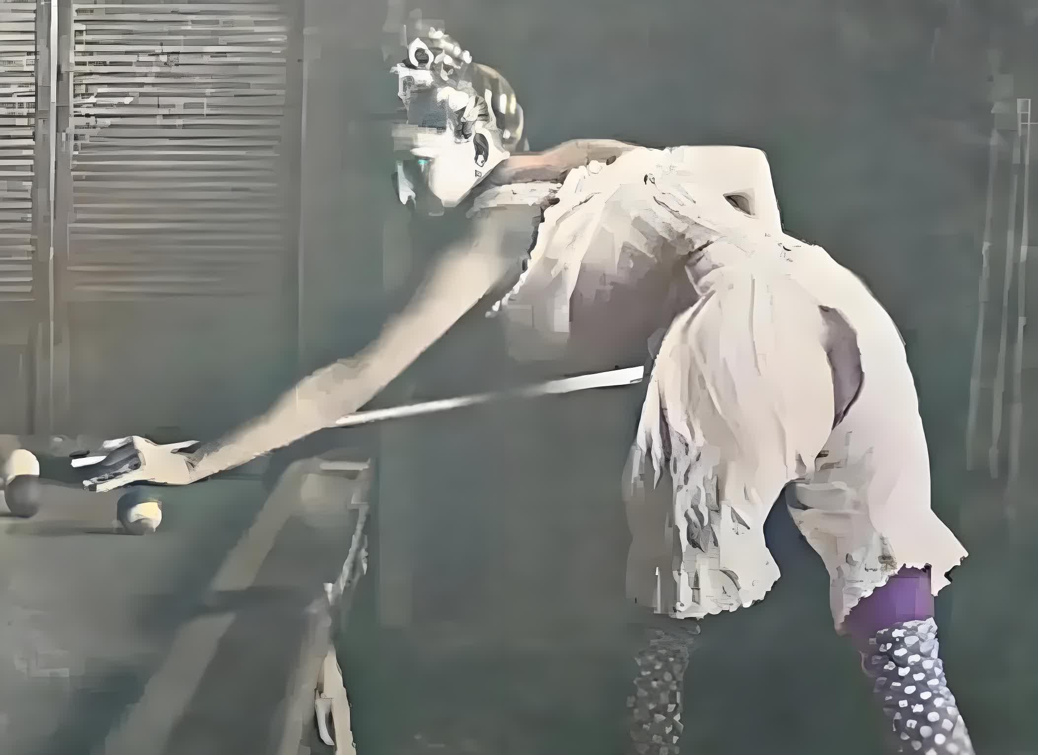 五十年代的美国，一位女子穿着大胆的服装打台球，引发了热议。
蕾丝吊带、性感丝袜