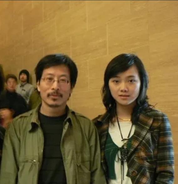 2015年，罗敏跟画家冷军离婚。朋友好奇问她：“你老公有钱有名，也没啥不良嗜好，