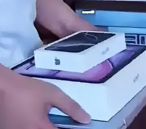 姐姐因弟弟没有给自己的孩子买“苹果三件套”，要断绝姐弟关系，，，

事情的原因是