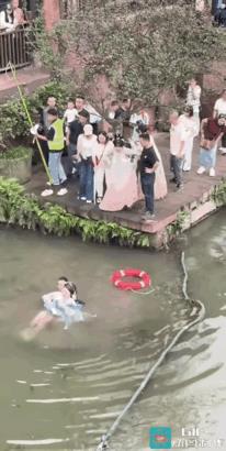 红背包女生脑壳非常清醒，量力而行方为智