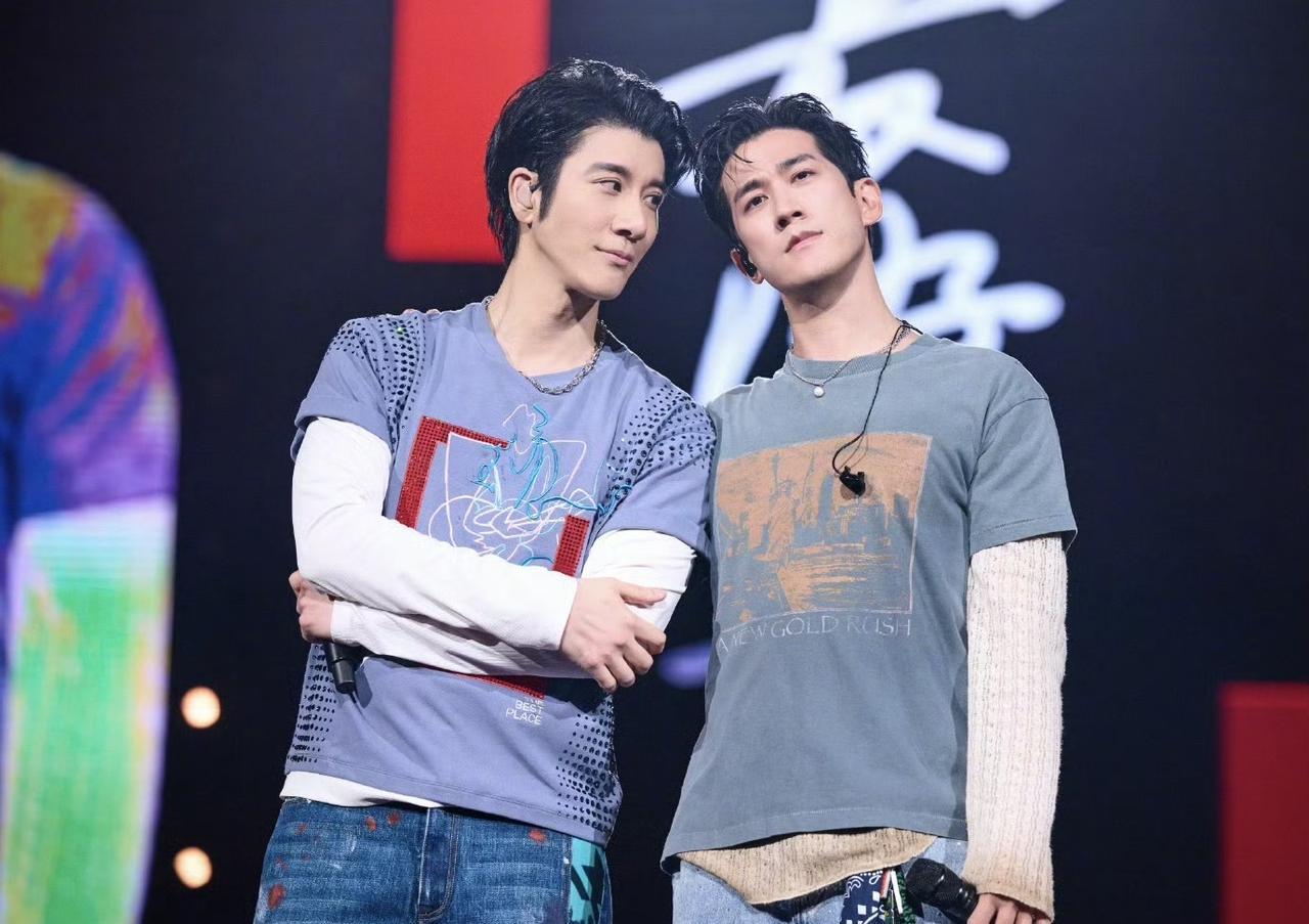 #万能生活指南# 王力宏和李治廷这对胜似亲兄弟的兄弟同台了，两人还一起合唱了歌曲