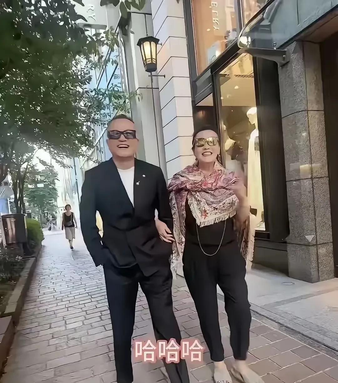 俏江南的老板张兰又谈恋爱了？
老婆子都快70岁了，居然又谈恋爱了？身边这个男人看