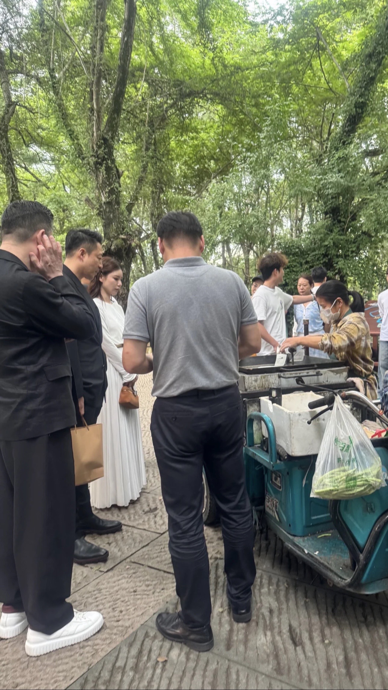 马筱梅好接地气，与老公吃路边摊
