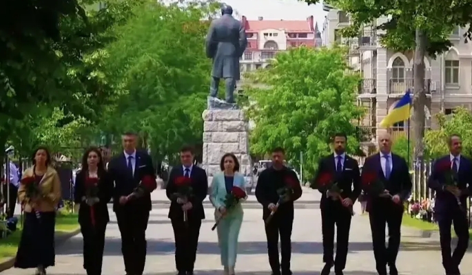 实锤！武契奇与小泽会面，是参加在敖德萨举行的东南欧国家首脑峰会！塞国属于南欧，自