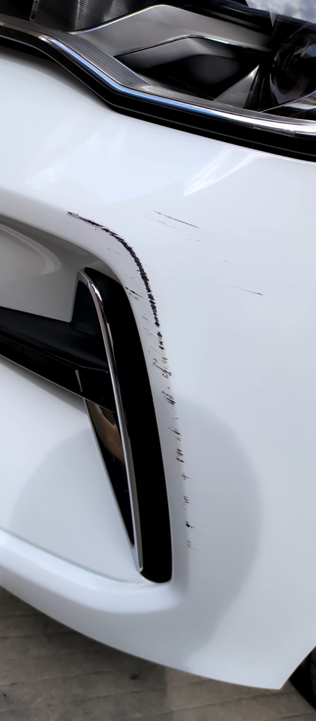 提车第一天一血昨天二血
提车第一天到家门口了，一血左前保险杠；昨天换个驾驶证，1