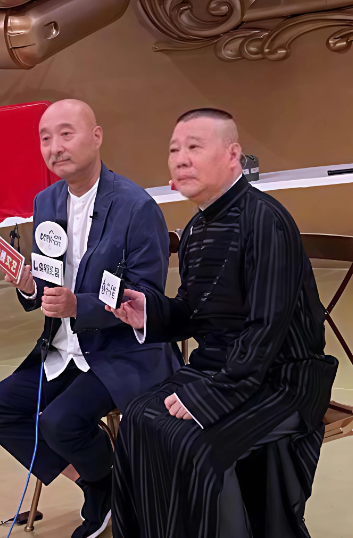 陈佩斯的《戏台》火了，
郭德纲看了有点坐不住，
不是他跃跃欲试又要拍电影，而是他