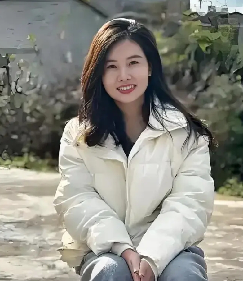 被拐女孩，杨妞花说，我从小是听着我奶奶的谩骂声长大的，我恨她，盼着她早点离开这个