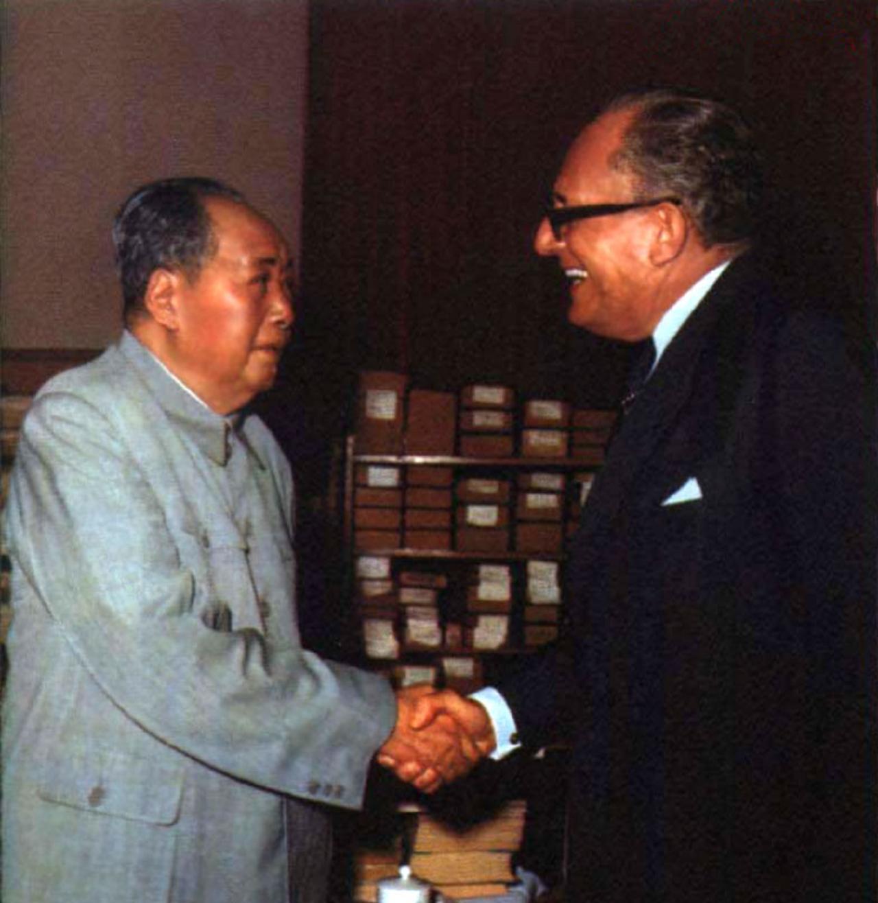 1972年7月10日晚上，毛主席在游泳池住处接见法国外交部部长莫里斯舒曼。
周总