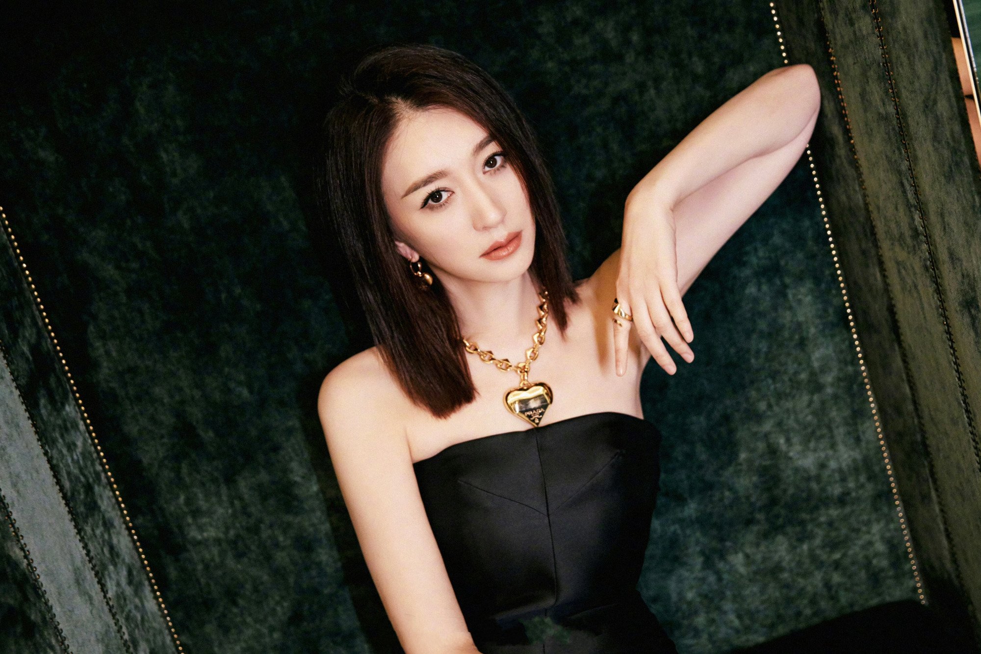 李小冉 黑裙穿搭写真 黑裙 + 贵气感，她把优雅拿捏得死死的酷美怡人