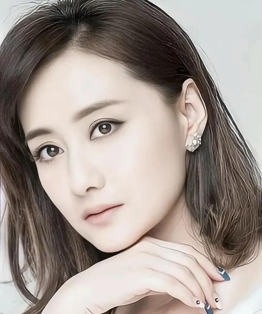 陈德容与吴宣仪的舞台博弈，是两代女性的春日对话
当52岁的陈德容在《乘风2025