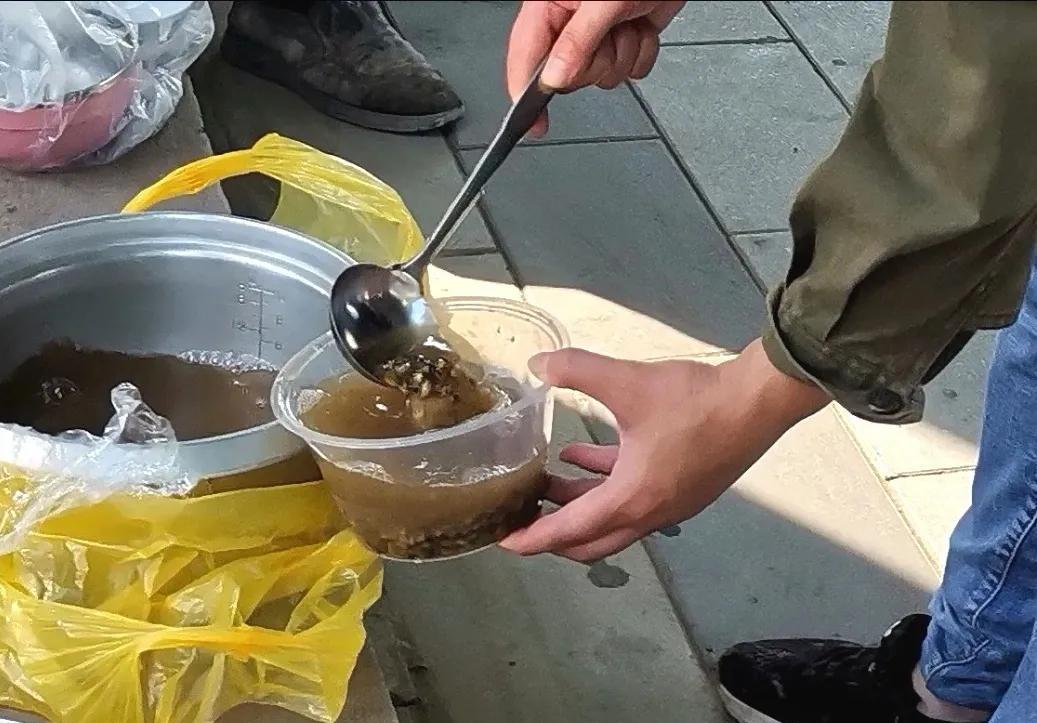 你的高温补贴拿到了吗？
高温酷暑，工会送绿豆汤到工地现场，非常可口～还是“娘家人