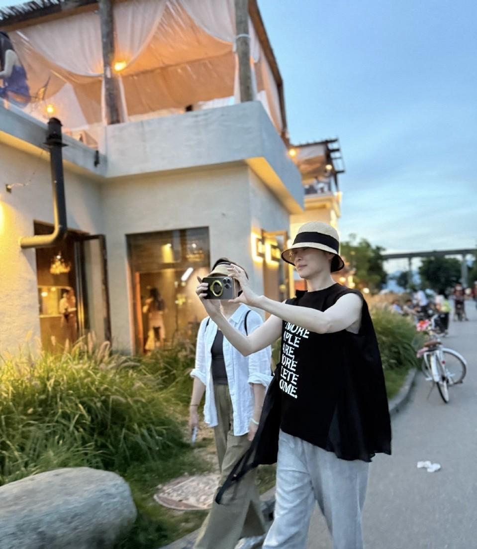 #分享城市新鲜事# 吴越与好友同游大理，吴越衣着T恤和宽松牛仔裤，脸上不施粉黛，