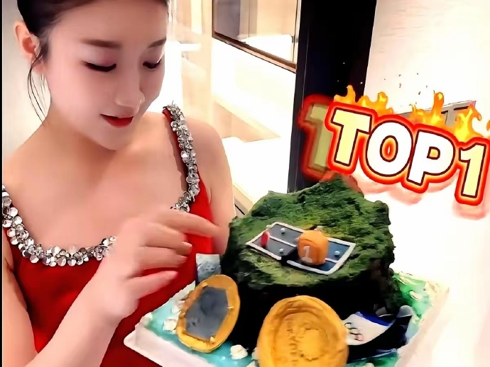 32岁的陈梦，过生日。
照片刚发出来，就有人指指点点：“都三十好几了，还穿一身红