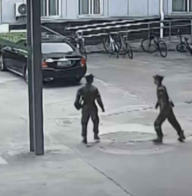 浙江金华，发生一起惊险一幕：两名女子被一男子强行拽入车内，路过武警巡逻兵迅速出手