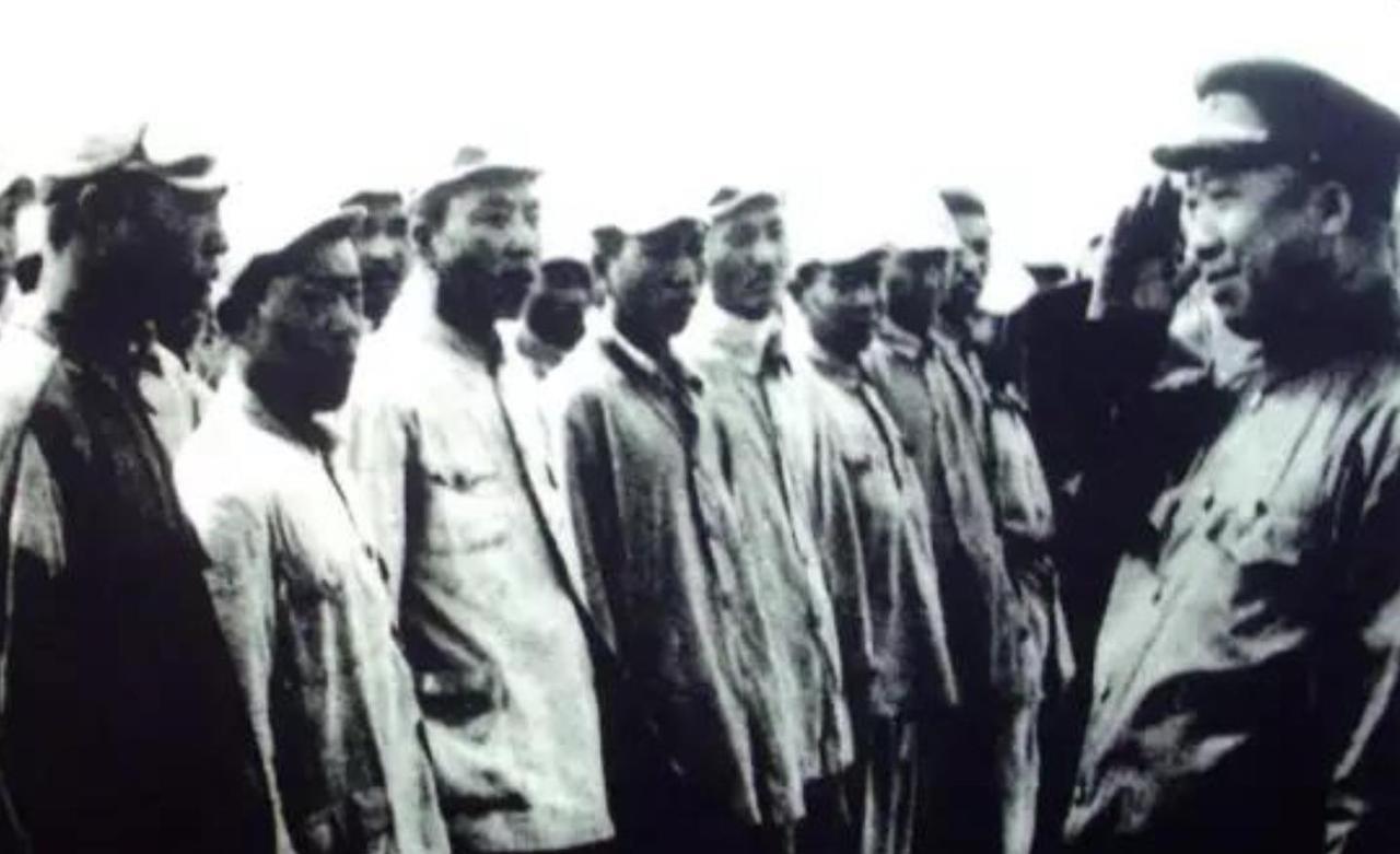 上世纪60年代的一天，铁道部部长滕代远正在病休，却有调查组登门了，问：“某某某是